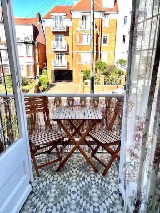 3 Bedroom Spacious Seaside Apartment With Estuary Views Сътън он Сий Екстериор снимка